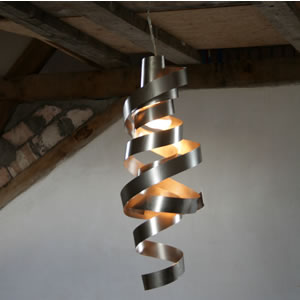 swing XL - deze fraaie, elegante hanglamp overtuigt door een zacht en luchtig lichtspel.